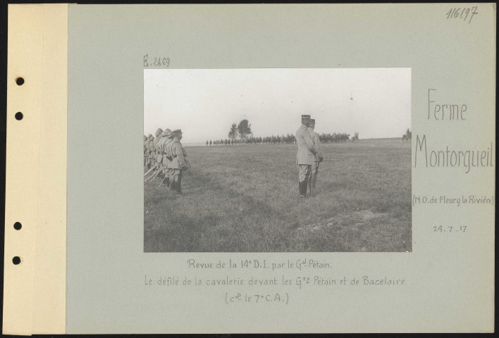 Ferme Montorgueil (nord-ouest de Fleury-la-Rivière). Revue de la 14e division d'infanterie par le général Pétain. Le défilé de la cavalerie devant les généraux Pétain et de Bazelaire (commandant le 7e CA)