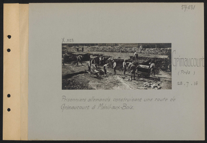 Grimaucourt (près). Prisonniers allemands construisant une route de Grimaucourt à Ménil-aux-Bois