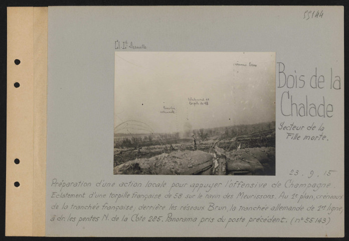 Bois de La Chalade, secteur de La Fille Morte. Préparation d'une action locale pour appuyer l'offensive de Champagne. Éclatement d'une torpille française de 58 sur le Ravin des Meurissons. Au premier plan, créneaux de la tranchée française ; derrière les réseaux Brun, la tranchée allemande de première ligne ; à droite , les pentes nord de la cote 285. Panorama pris du poste précédent (n° 55143)