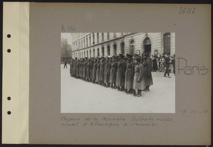 Paris. Caserne de la Pépinière. Soldats russes évadés d'Allemagne, à l'exercice