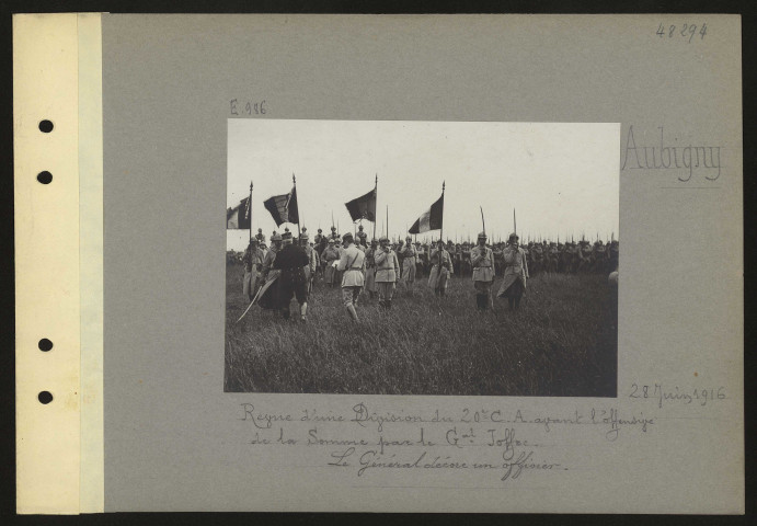 Aubigny. Revue d'une division du 20e C.A. avant l'offensive de la Somme par le général Joffre. Le général décore un officier