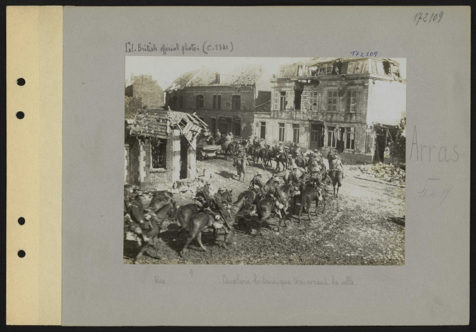 Arras. Rue ? bombardée. Cavalerie britannique traversant la ville