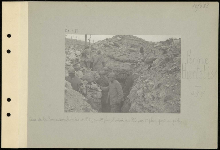 Ferme Hurtebise. Caves de la ferme transformées en poste de commandement ; au premier plan, l'entrée du poste de commandement ; au 2e plan, poste de guet
