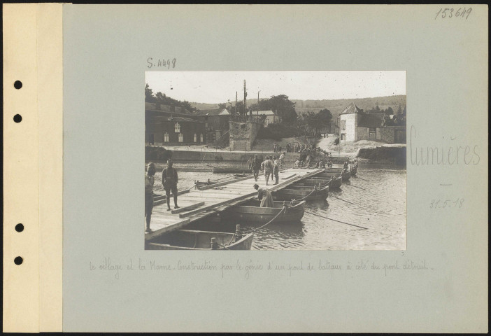 Cumières. Le village et la Marne. Construction par le génie d'un pont de bateaux à côté du pont détruit