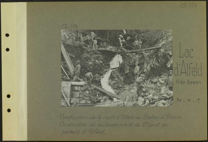 Lac d'Alfeld (Près Sewen). Construction de la route d'Alfeld au Ballon d'Alsace. Construction du soubassement du deuxième pont en partant d'Alfeld