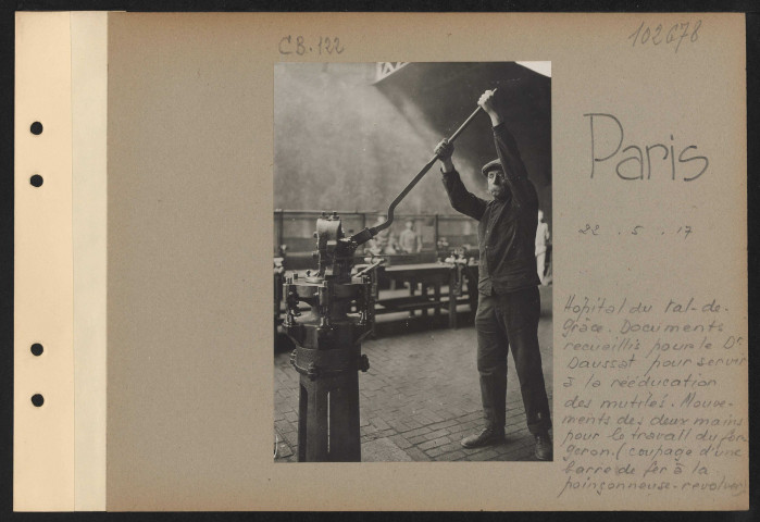 Paris. Hôpital du Val de Grâce. Documents recueillis pour le docteur Daussat, pour servir à la rééducation des mutilés. Mouvements des deux mains pour le travail du forgeron (coupage d'une barre de fer à la poinçonneuse-revolver)
