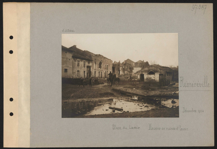 Réméréville. Place du Lavoir. Maisons en ruines et lavoir