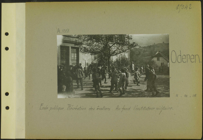 Oderen. Ecole publique. Récréation des écoliers. Au fond l'instituteur militaire