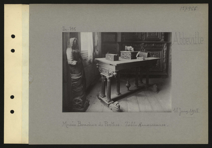Abbeville. Musée Boucher de Perthes : table renaissance