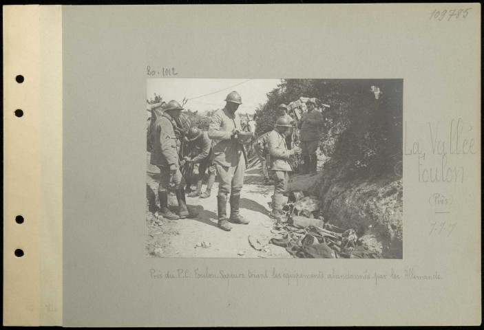 La Vallée Foulon (près). Près du poste de commandement Foulon. Sapeurs triant les équipements abandonnés par les Allemands