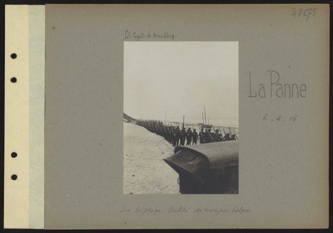 La Panne. Revue de recrues belges avant leur départ pour le front. Le drapeau qui va être représenté aux troupes