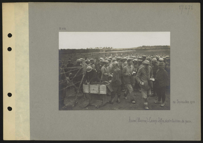 Auve (Marne). Camp Joffre, distribution de pain