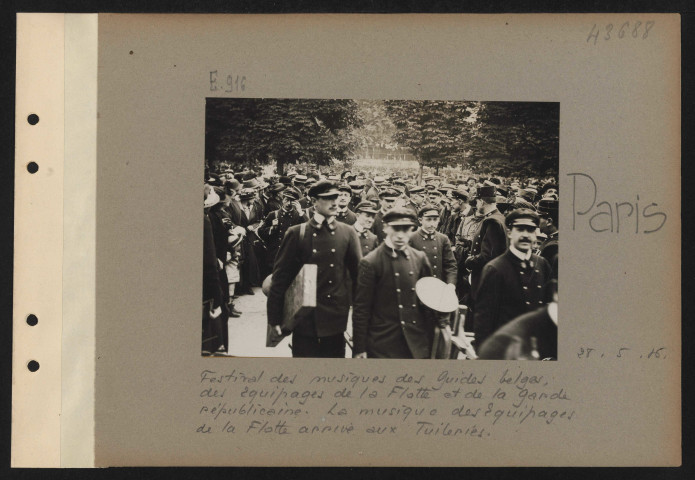 Paris. Festival des musiques des guides belges, des équipages de la flotte et de la garde républicaine. La musique des équipages de la flotte arrive aux Tuileries