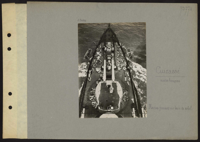 S.l. Cuirassé austro-hongrois. Marins prenant un bain de soleil