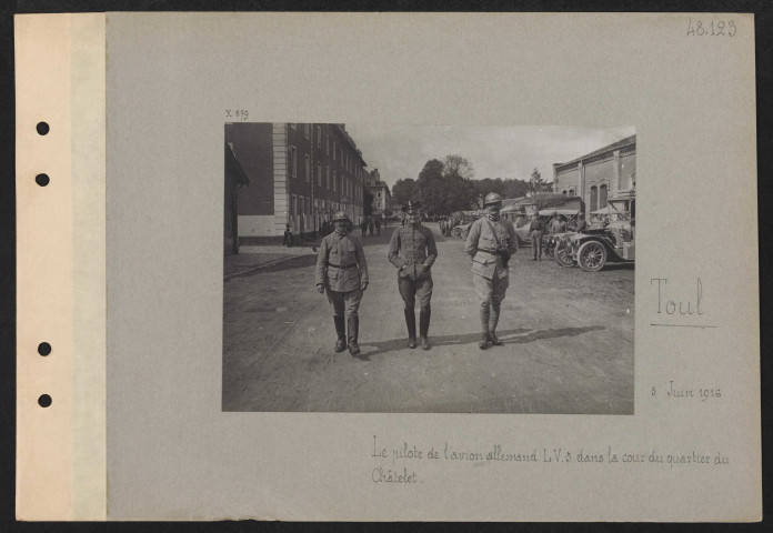 Toul. Le pilote de l'avion allemand LV.5 dans la cour du quartier du Châtelet