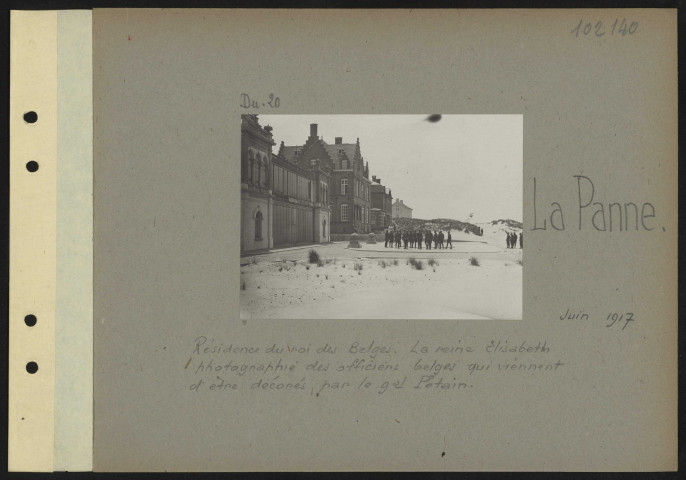 La Panne. Résidence du roi des Belges. La reine Elisabeth photographie des officiers belges qui viennent d'être décorés par le général Pétain