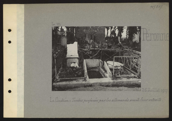 Péronne. Le cimetière : tombes profanées par les Allemands avant leur retraite