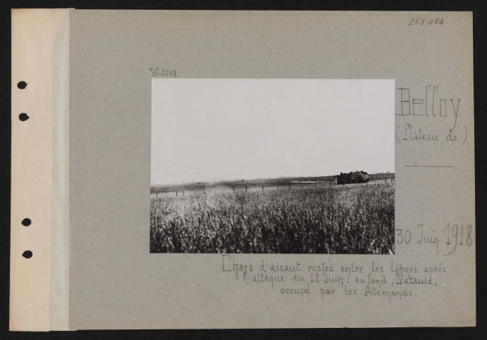 Belloy (plateau de). Chars d'assaut restés entre les lignes après l'attaque du 12 juin : au fond, Lataule, occupé par les Allemands