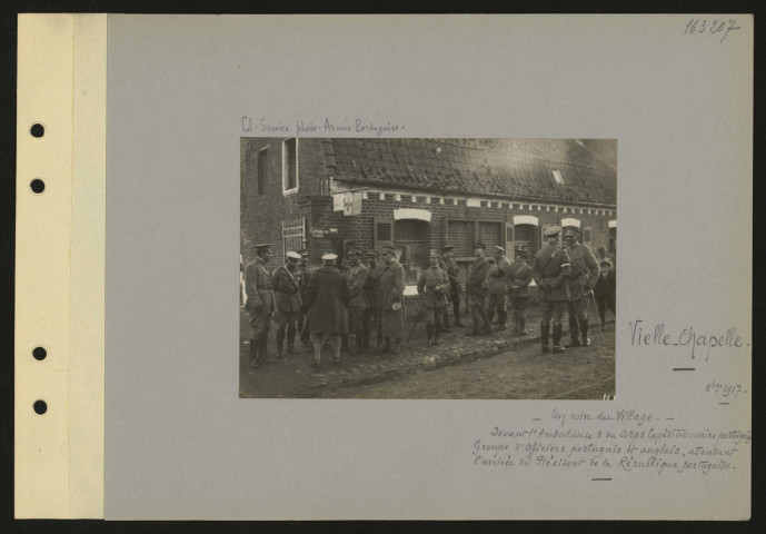 Vieille-Chapelle. Un coin du village. Devant l'ambulance 3 du Corps expéditionnaire portugais. Groupe d'officiers portugais et anglais attendant l'arrivée du Président de la République portugaise