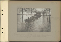 Vouziers. Inondation tendue par les Allemands pour retarder l'avance française. Convoi de ravitaillement sur la route inondée