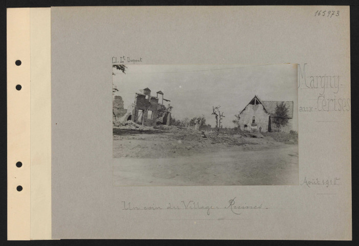 Margny-aux-Cerises. Un coin du village : ruines