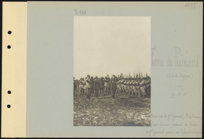 Ferme de Piémont (sud-ouest de Suippes). Revue par le général Gouraud, commandant la 4e armée, d'une division revenant de Verdun. Le général Gouraud passe sur le front d'un régiment