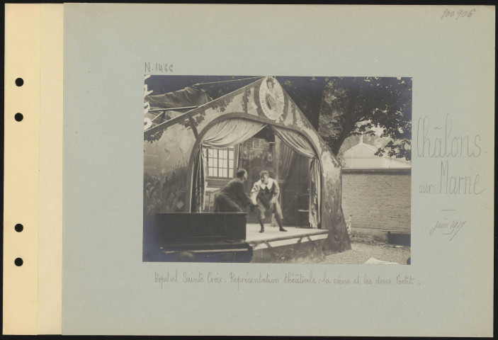 Châlons-sur-Marne. Hôpital Sainte-Croix. Représentation théâtrale : la scène et les deux Footit
