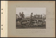 Bois de Vincennes. Champ de manœuvres. Essai de Caterpillar, tracteur américain pour artillerie lourde. Un tracteur, (côté droit)