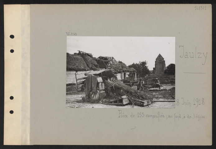 Jaulzy. Pièce de 155 camouflée ; au fond, à droite, l'église