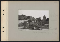 Jaulzy. Pièce de 155 camouflée ; au fond, à droite, l'église