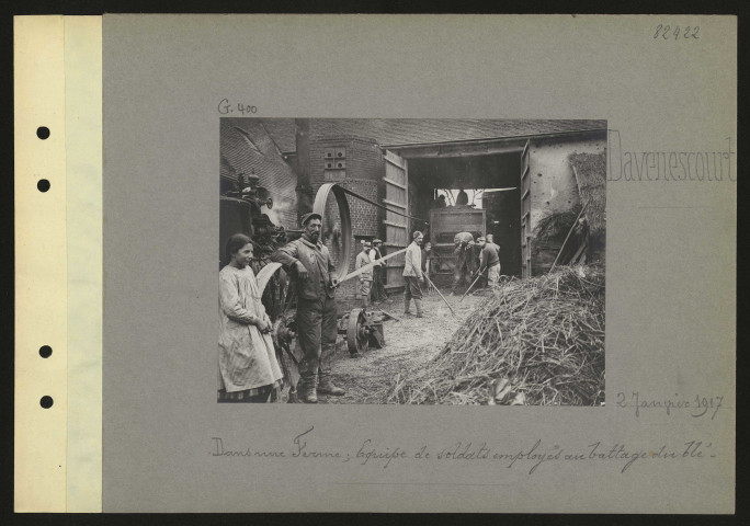 Davenescourt. Dans une ferme ; équipe de soldats employés au battage du blé