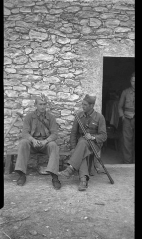 Gabriel Ersler et le lieutenant Mity devant l'infirmerie