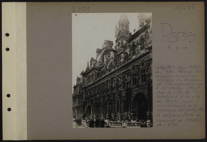 Paris. Lafayette's Day. Hôtel de ville. Remise d'un drapeau américain, réplique du drapeau de l'indépendance à 13 étoiles, offert par la ville de Philadelphie à la ville de Paris, pour l'anniversaire de la naissance de Lafayette. Le drapeau flotte au sommet de l'hôtel de ville