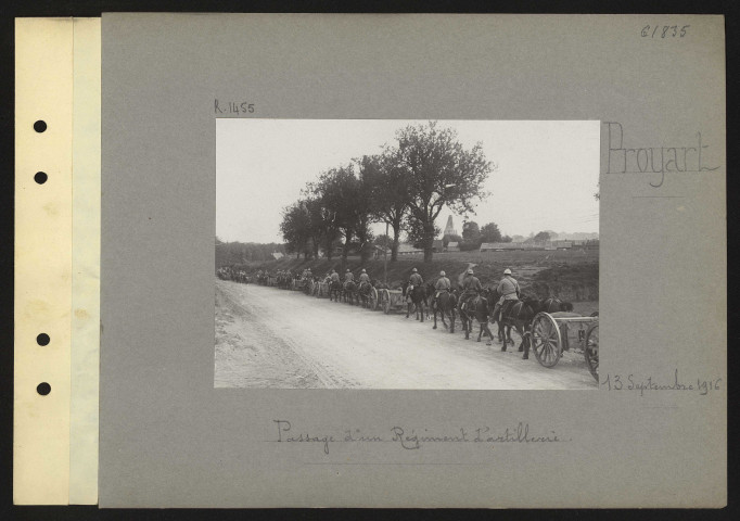 Proyart. Passage d'un régiment d'artillerie