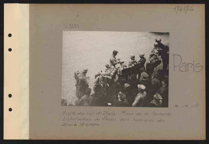 Paris. Visite du roi d'Italie. Place de la Concorde. Distribution de fleurs aux hommes du service d'ordre