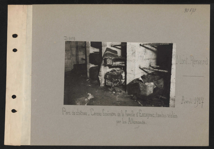 Le Mont-Renaud. Parc du château. Caveau de la famille d'Escayrac ; tombes violées par les Allemands