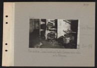 Le Mont-Renaud. Parc du château. Caveau de la famille d'Escayrac ; tombes violées par les Allemands