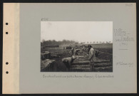Villiers-sur-Coudun (près). Construction d'une piste à travers champs ; la pose des rondins