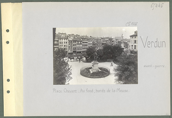 Verdun. Place Chevert. Au fond, bords de la Meuse