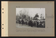 Thionville. Entrée des troupes françaises. La foule pendant le défilé. À gauche, près du mât, le général Pougin commandant la 39e DI