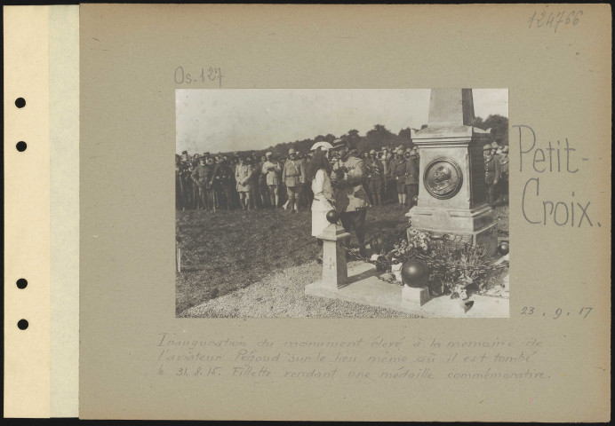 Petit-Croix. Inauguration du monument élevé à la mémoire de l'aviateur Pégoud sur le lieu même où il est tombé le 31.8.15. Fillette rendant une médaille commémorative