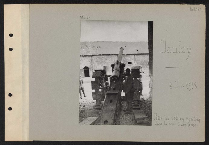 Jaulzy. Pièce de 155 en position dans la cour d'une ferme