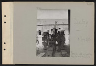 Jaulzy. Pièce de 155 en position dans la cour d'une ferme