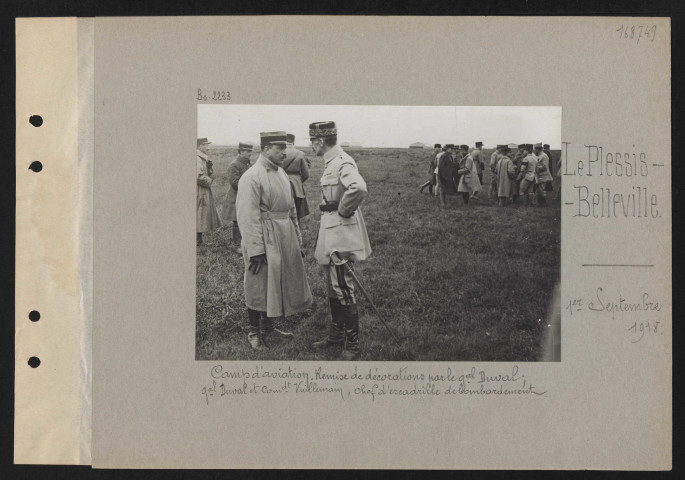 Le Plessis-Belleville. Camp d'aviation. Remise de décorations par le général Duval ; général Duval et commandant Vuillemain, chef d'escadrille de bombardement