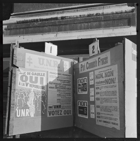 Lors des élections législatives de 1962 (8ème circonscription de Paris, Xème arrondissement) : les panneaux électoraux pour le référendum sur l'élection au suffrage universel du président de la République du 28 octobre 1962. Dix-neuvième Congrès de la Fédération CFTC Gaz-Électricité
