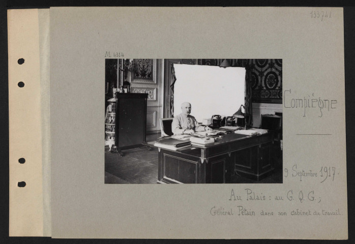 Compiègne. Au palais : au GQG ; général Pétain dans son cabinet de travail