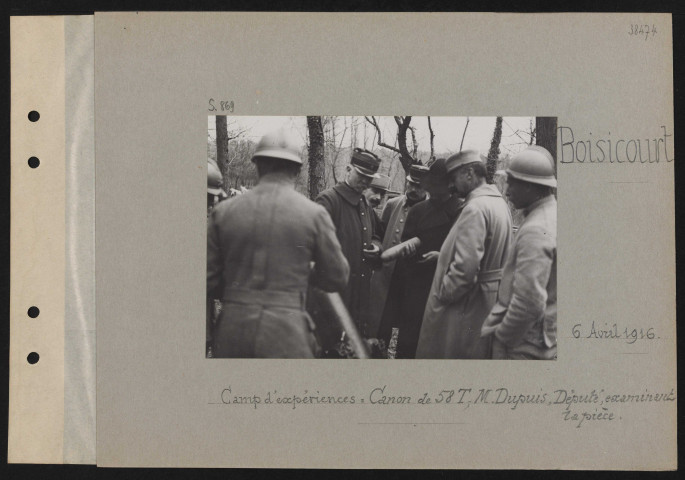 Boisicourt. Camp d'expériences : canon de 58T ; M. Dupuis, député, examinant la pièce