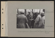 Boisicourt. Camp d'expériences : canon de 58T ; M. Dupuis, député, examinant la pièce