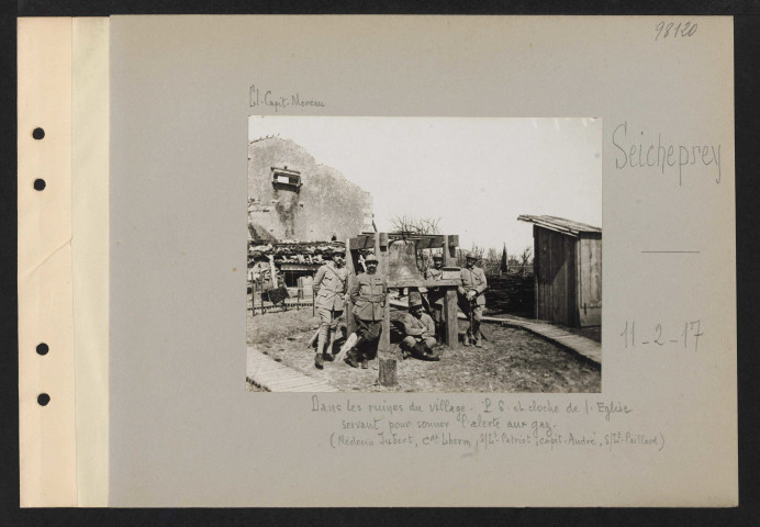 Seicheprey. Dans les ruines du village. PS et cloche de l'église servant pour sonner l'alerte aux gaz (médecin Jubert, commandant Lherm, sous-lieutenant Patriot, capitaine André, sous-lieutenant Paillard)