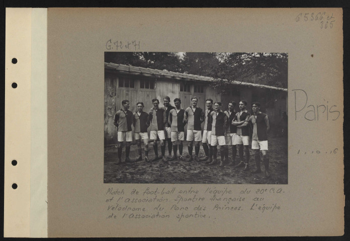 Paris. Match de football entre l'équipe du 20e CA et l'Association sportive française au vélodrome du Parc des Princes. L'équipe de l'association sportive